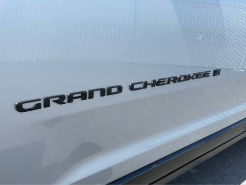New 2025 Jeep Grand Cherokee L Altitude image 9