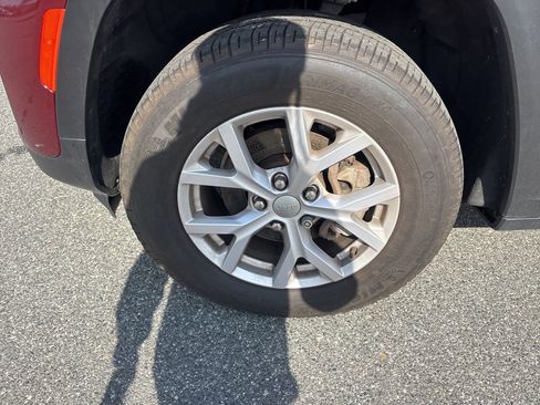 Used 2022 Jeep Grand Cherokee Limited image 11