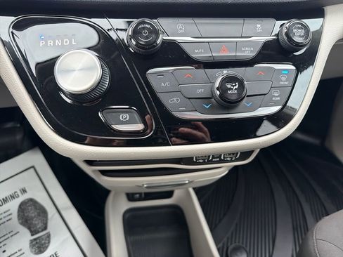 Used 2022 Chrysler Voyager LX image 17