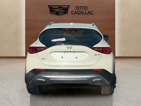 Used 2018 INFINITI QX30 ESSENTIAL w/ Cargo Package image 3