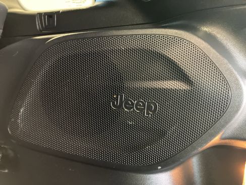 Used 2020 Jeep Cherokee Limited image 29