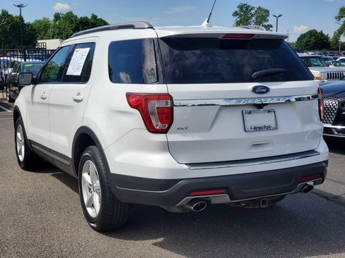 Used 2018 Ford Explorer XLT w/ Equipment Group 202A FWD image 3