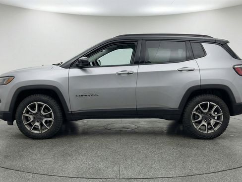 Used 2025 Jeep Compass Trailhawk image 5