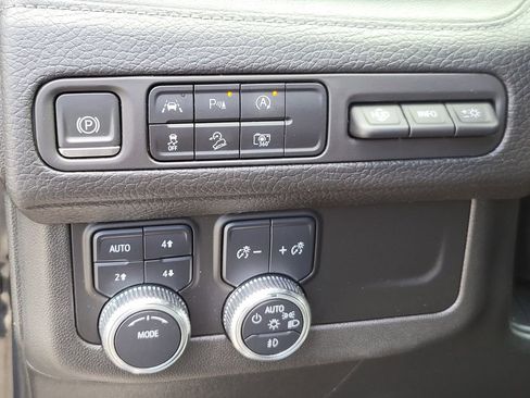 Used 2023 GMC Yukon XL Denali image 24