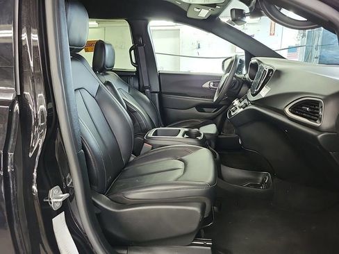 Used 2025 Chrysler Pacifica Select FWD image 12