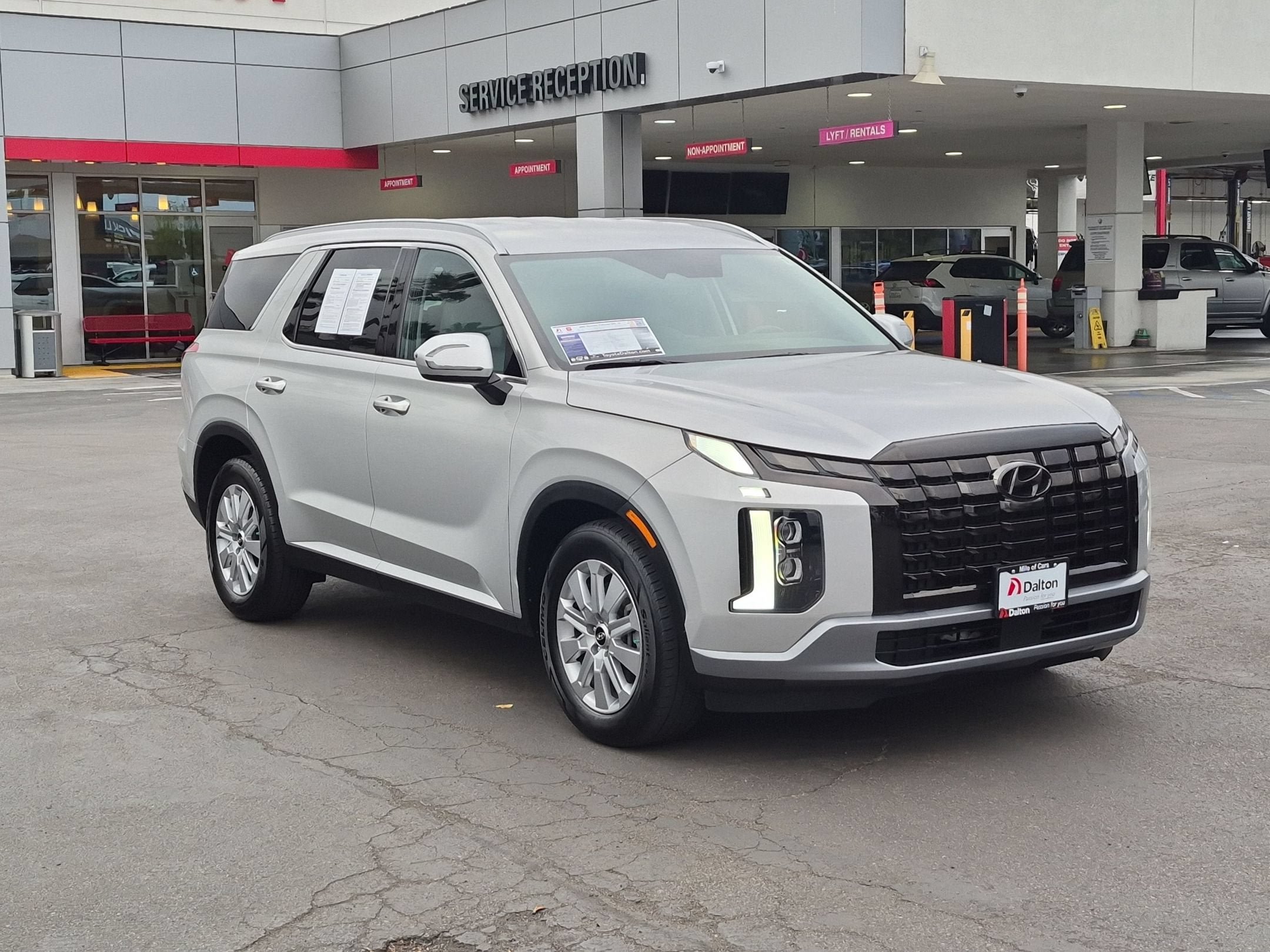 Used 2024 Hyundai Palisade SEL FWD image 2