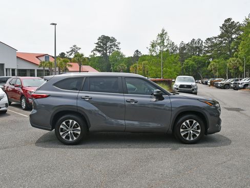 Used 2023 Toyota Highlander XLE FWD image 5