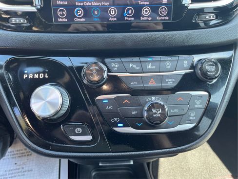 Used 2020 Chrysler Pacifica Touring-L FWD image 33