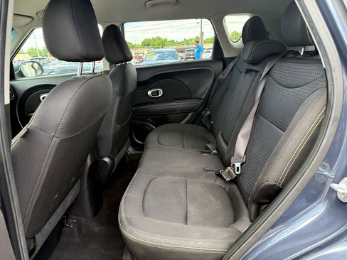 Used 2016 Kia Soul + image 10