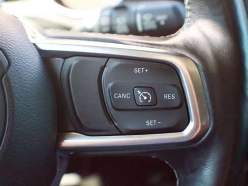 Used 2018 Jeep Wrangler Unlimited Sahara image 25