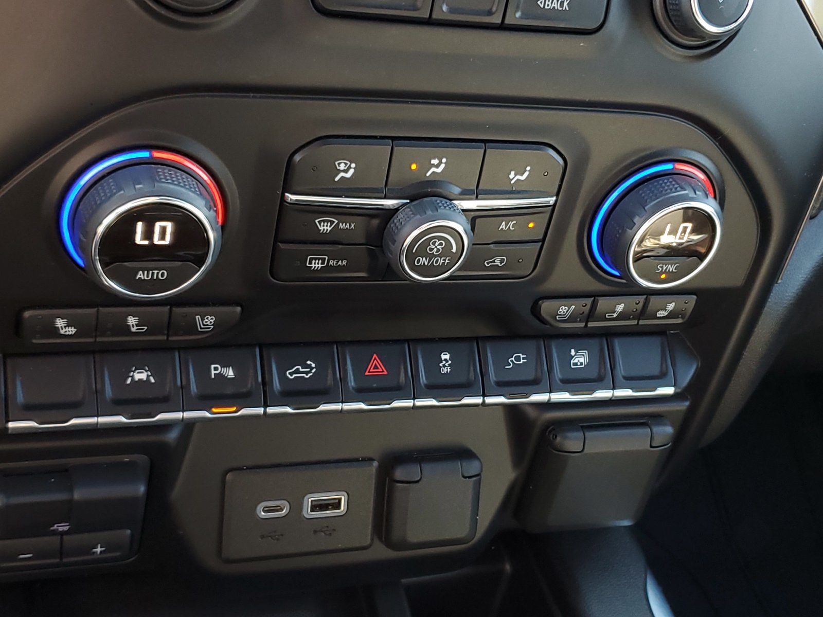 Used 2022 Chevrolet Silverado 1500 High Country w/ Technology Package AWD/4WD image 29