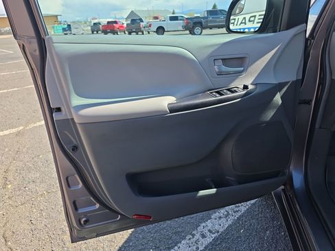 Used 2015 Toyota Sienna LE AWD/4WD image 10