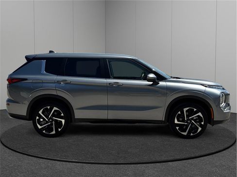 Used 2023 Mitsubishi Outlander SE image 10