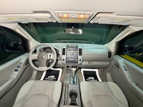 Used 2010 Nissan Frontier SE image 21