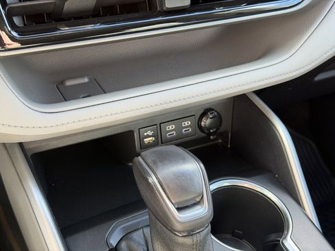 Used 2022 Toyota Highlander XLE image 15