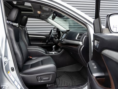 Used 2017 Toyota Highlander XLE image 32