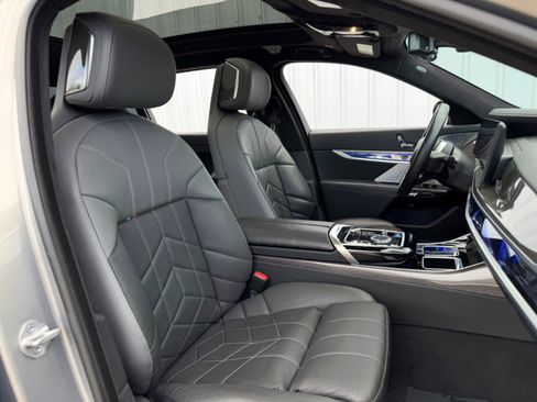 Used 2023 BMW i7 xDrive60 image 16