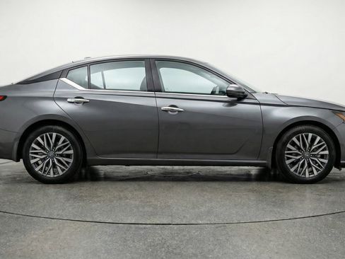 Used 2025 Nissan Altima 2.5 SV image 11