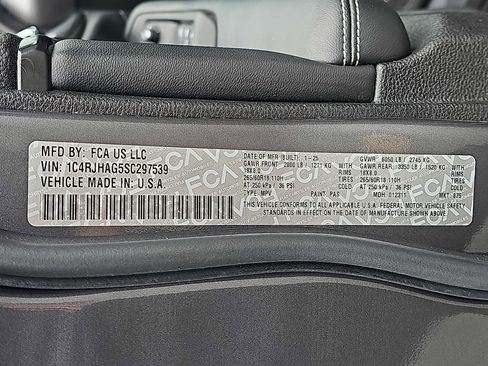 Used 2025 Jeep Grand Cherokee Altitude image 27