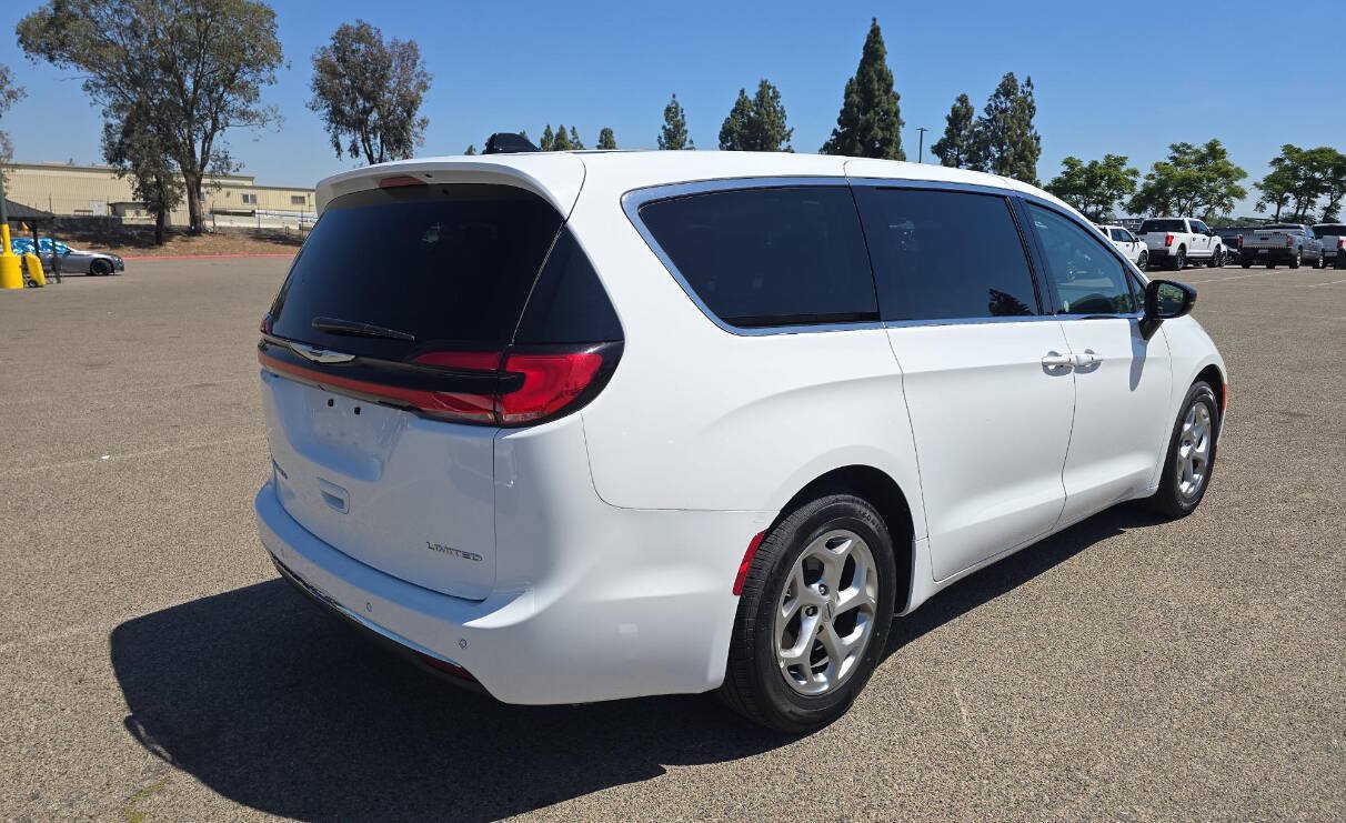 Used 2024 Chrysler Pacifica Limited FWD image 2