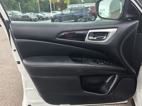 Used 2019 Nissan Pathfinder SV FWD image 2