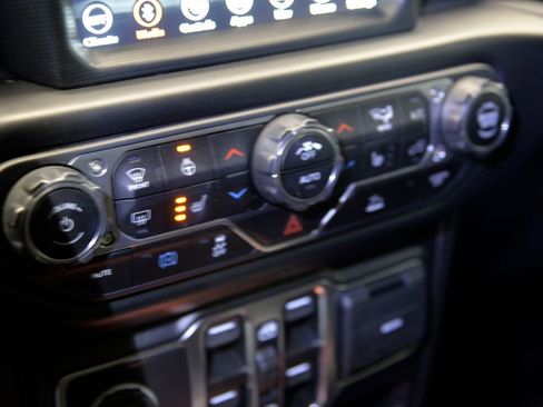 Used 2022 Jeep Wrangler Unlimited Sahara w/ Cold Weather Group image 24