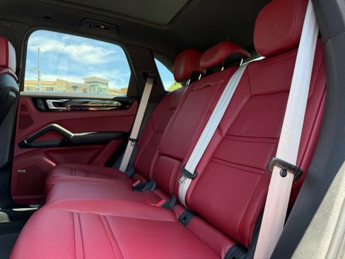 Certified 2023 Porsche Cayenne Platinum Edition AWD/4WD image 28