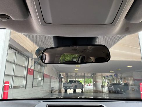 Used 2025 Toyota Highlander LE FWD image 19