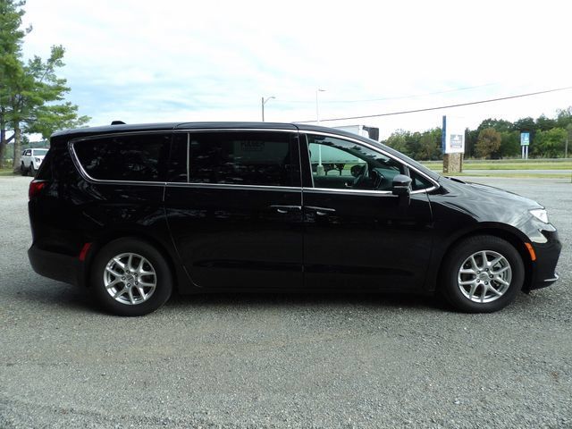 Used 2025 Chrysler Pacifica Select FWD image 6