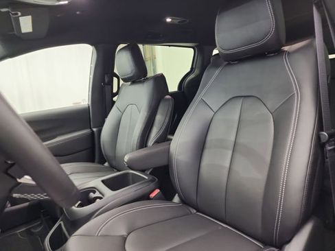 New 2026 Chrysler Pacifica Select image 33