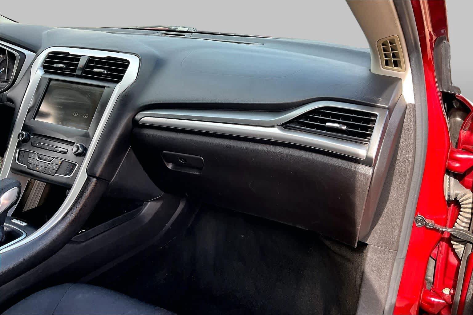 Used 2016 Ford Fusion SE FWD image 19