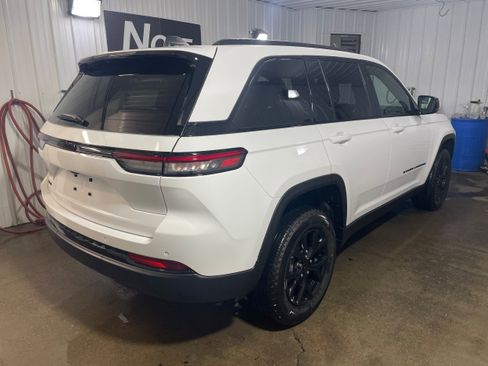 New 2025 Jeep Grand Cherokee Altitude image 6