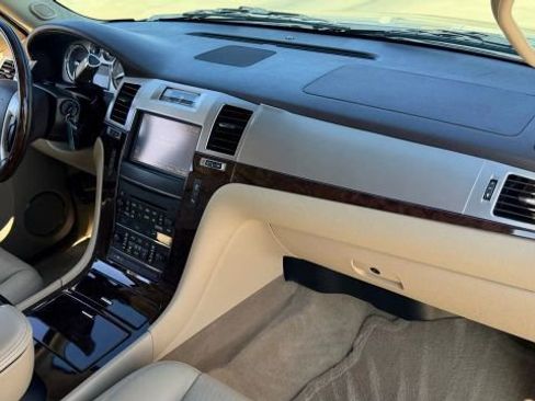 Used 2012 Cadillac Escalade Luxury image 18