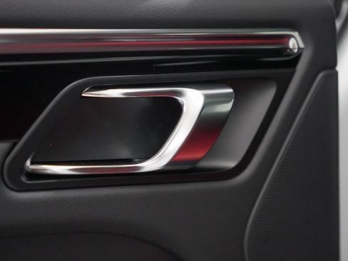 Used 2025 Porsche Macan image 15