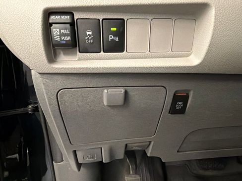 Used 2020 Toyota Sienna XLE Premium FWD image 21