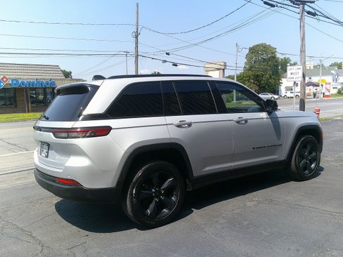 Used 2023 Jeep Grand Cherokee Altitude AWD/4WD image 10