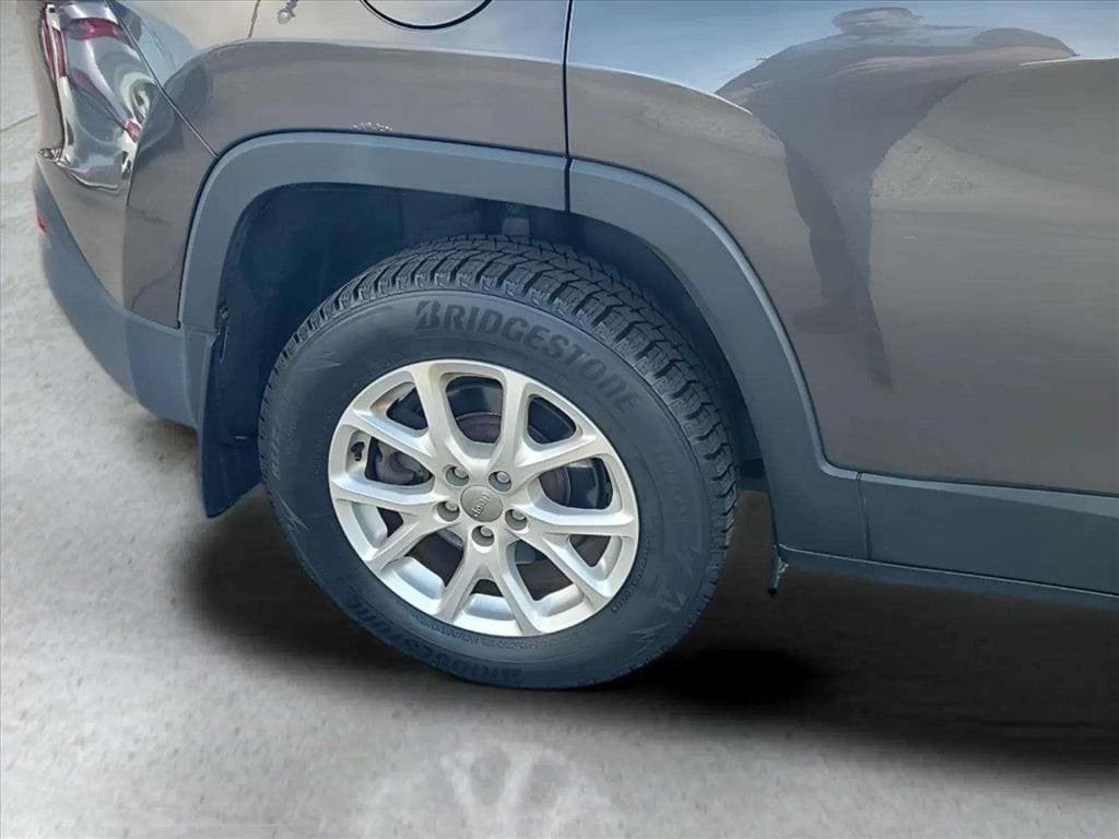 Used 2018 Jeep Cherokee Latitude Plus AWD/4WD image 30