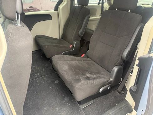 Used 2013 Chrysler Town & Country Touring image 14