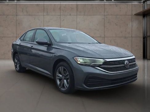 Used 2022 Volkswagen Jetta SE image 2