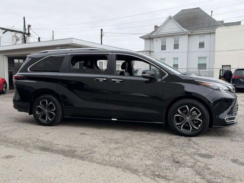 Used 2025 Toyota Sienna Platinum AWD/4WD image 8