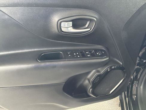 Used 2017 Jeep Renegade Altitude AWD/4WD image 16