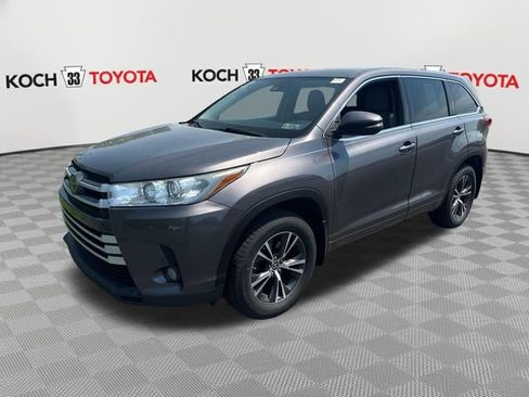 Used 2018 Toyota Highlander Plus AWD/4WD image 3
