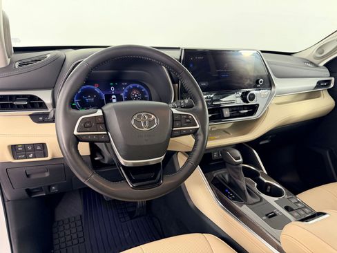 Used 2023 Toyota Highlander Platinum FWD image 4