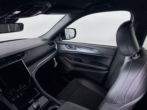 New 2025 Jeep Grand Cherokee L Laredo image 25