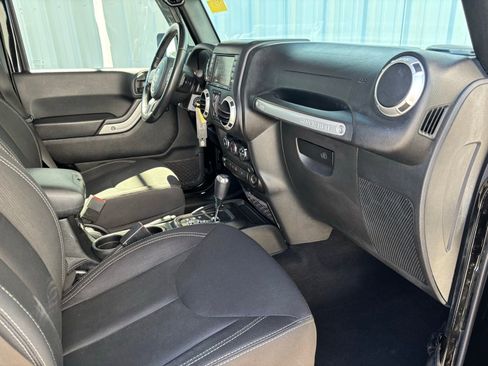 Used 2018 Jeep Wrangler Unlimited Sahara w/ Connectivity Group image 22