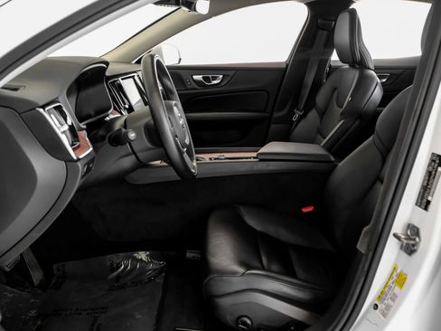 Used 2020 Volvo S60 T5 Momentum image 3