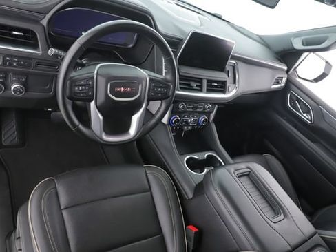 Used 2024 GMC Yukon XL SLT w/ SLT Luxury Package AWD/4WD image 17