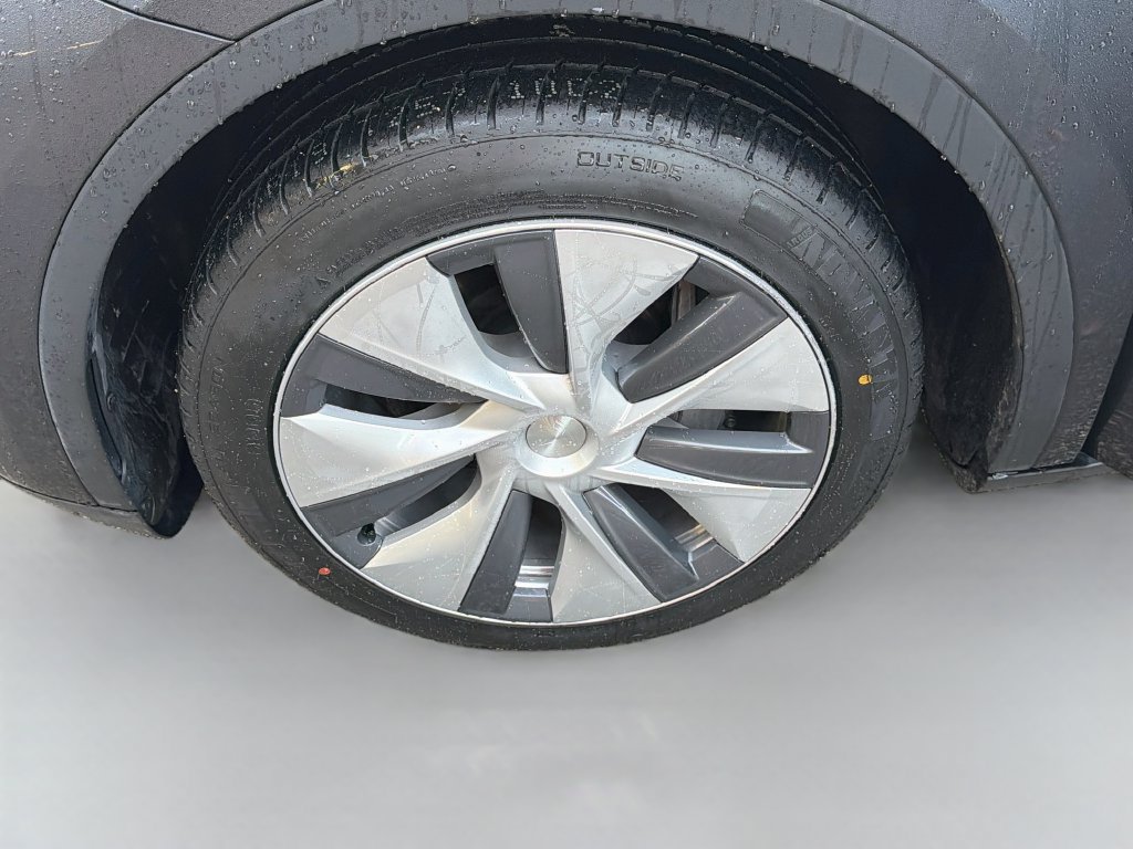 Used 2024 Tesla Model Y Long Range AWD/4WD image 38