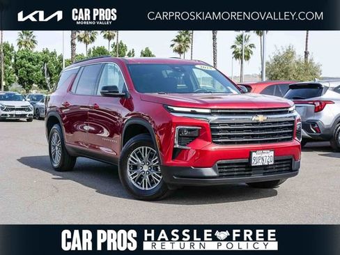 Used 2025 Chevrolet Traverse LT image 1
