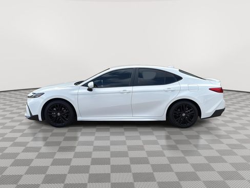 Used 2025 Toyota Camry SE image 2